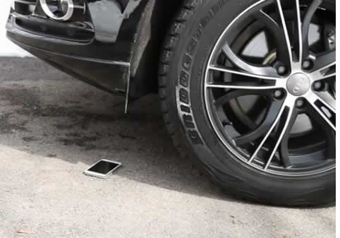 Samsung Galaxy S5 gets run-over by an SUV