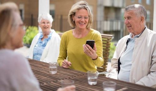 Best phones for the elderly Guide Image
