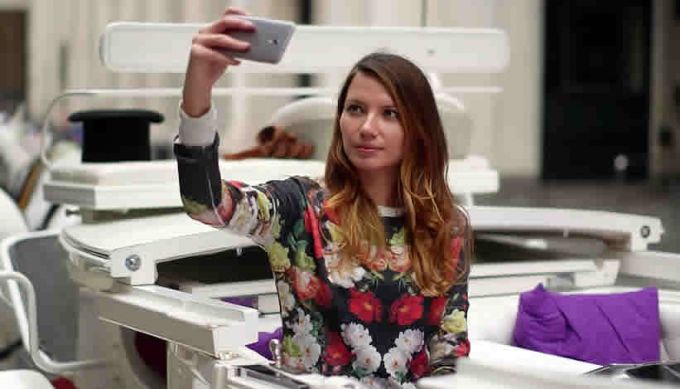 Test the ZTE Blade V7 while taking a Unicorn drawn carriage.